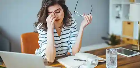 Femme stressée et fatiguée à son bureau