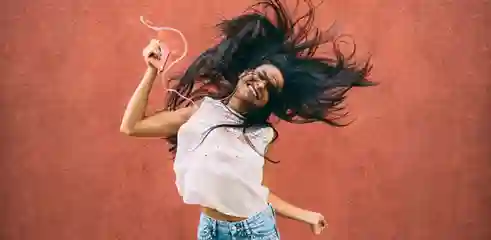 Femme heureuse et épanouie qui dance