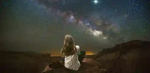 Femme qui contemple les étoiles et le ciel