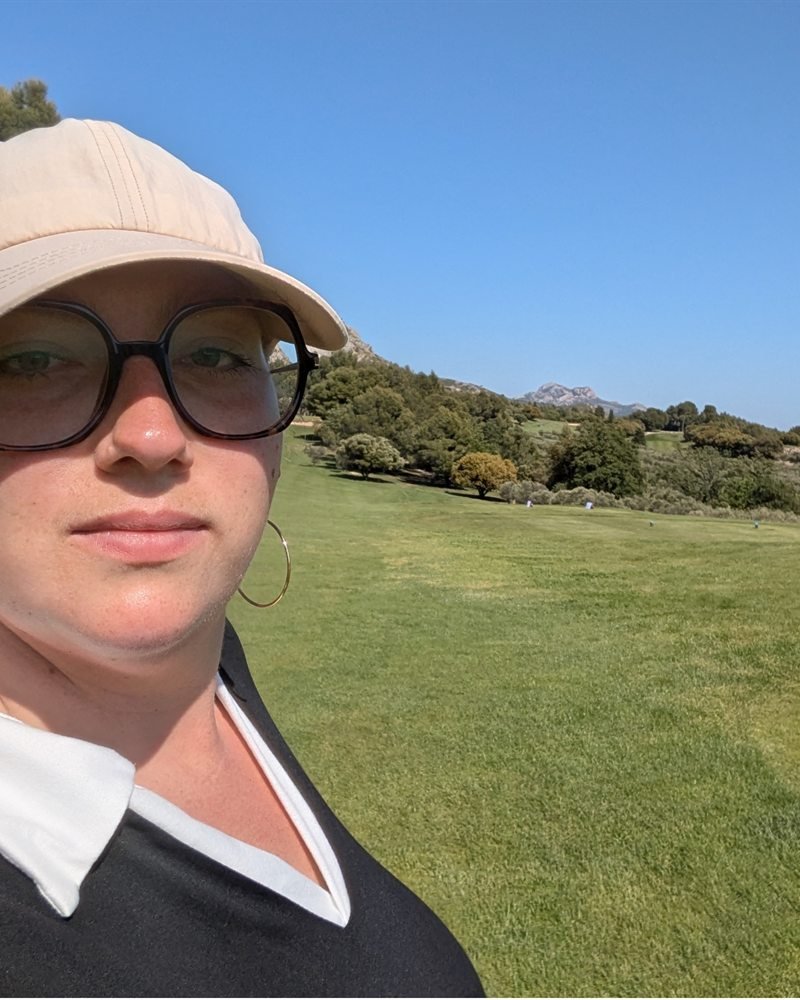 Laure Vinatier, préparatrice mentale golf, sur un parcours des Alpilles